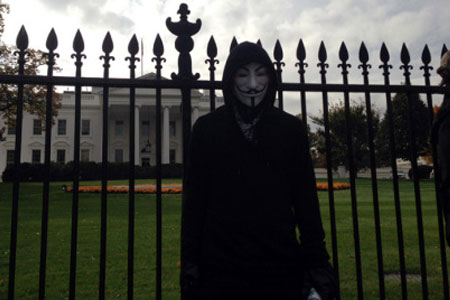 يکي از اعضاي گروه هکري Anonymous در مقابل کاخ سفيد