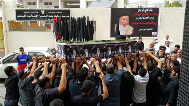Mourners carry the coffin of Allamah Sayyed Jawad al-Wida’i during his funeral procession in the Bahraini capital Manama on March 22, 2016.