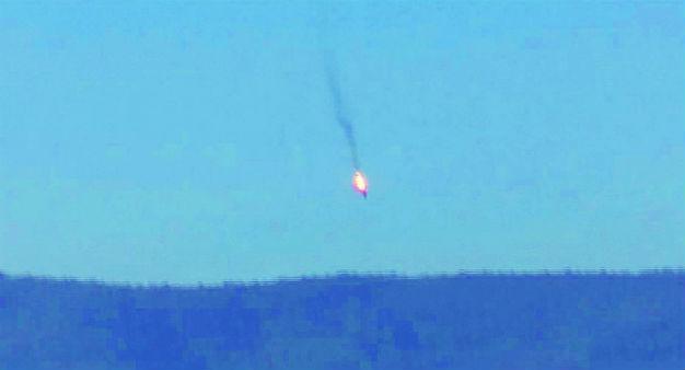 لحظه ساقط شدن هواپیمای جنگی روسیه به وسیله هواپیمای جنگی ترکیه