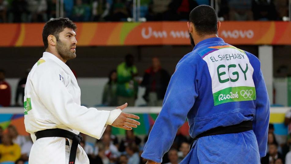 Egyptian judoka refuses to shake Israeli opponent