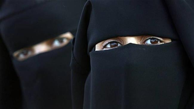 women wearing burqas