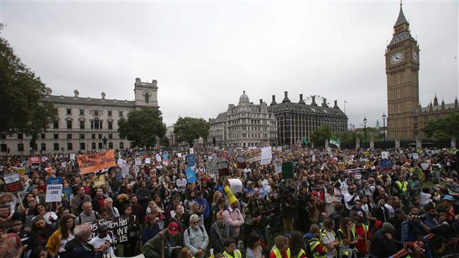 Demonstrators listen to speeches after taking part in a march calling for the British parliament to welcome refugees in the UK in central London on September 17, 2016. (AFP photo)
