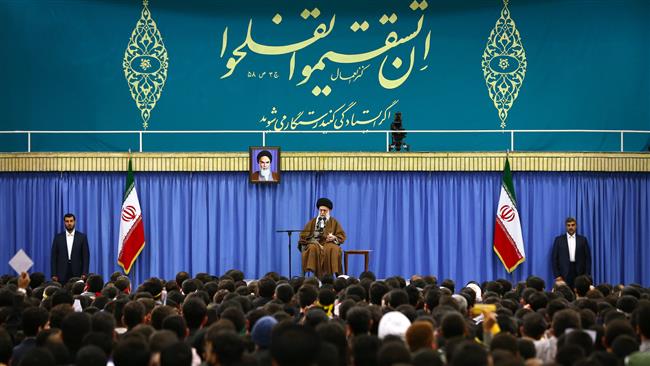 Leader of the Islamic Revolution Ayatollah Seyyed Ali Khamenei receives a group of Iranian students on November 2, 2016. (Khamenei.ir)
