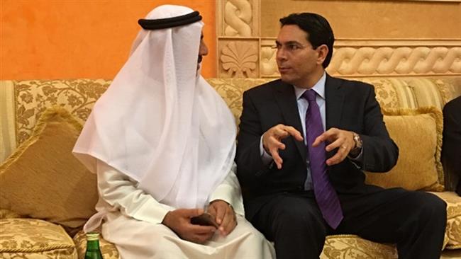 Israel envoy to the United Nations (UN) Danny Danon (R) and a purported Emirati official (file photo)

