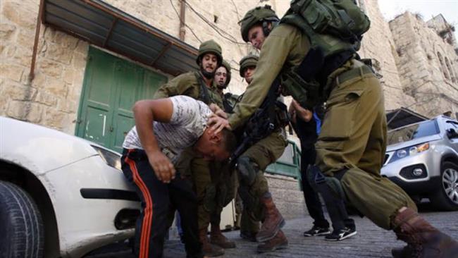 Israeli soldiers restrain a Palestinian man as they try to arrest him in the West Bank city of of al-Khalil, aka Hebron, on September 20, 2016. (Photo by AFP)
