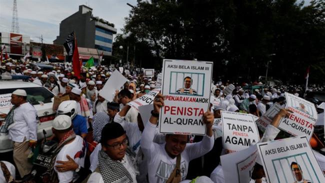 Protesters hold up posters calling for the arrest of Jakarta’s Governor Basuki Tjahaja Purnama, December 2, 2016. (Photo by Reuters)
