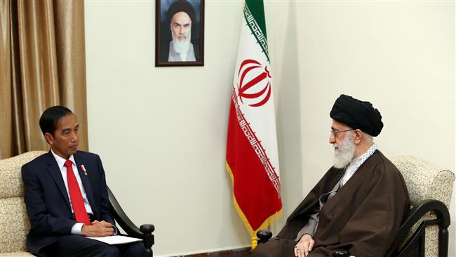 Leader of the Islamic Revolution Ayatollah Seyyed Ali Khamenei (R) receives Indonesian President Joko Widodo in Tehran on December 14, 2016. (Photos by Khamenei.ir)
