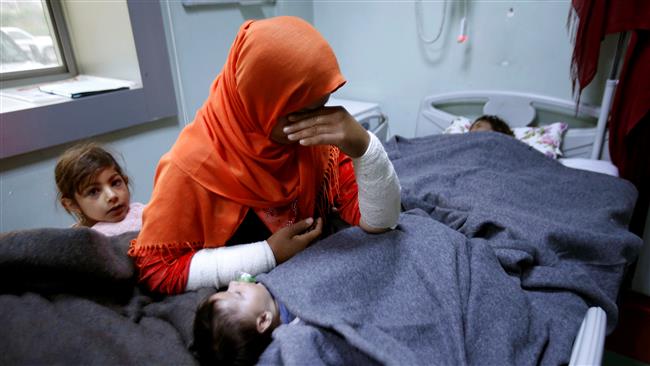 A mother reacts as her daughter is treated for possible exposure to chemical agents in a hospital west of Erbil in Mosul, Iraq, on March 4, 2017. (Photo by Reuters)
