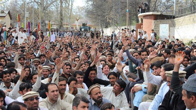 Pakistani Shia mourners gather as they chant slogans during a protest following a powerful bomb explosion in Parachinar, the capital of Kurram tribal district, March 31, 2017. (Photo by AFP)
