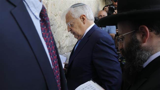 New US ambassador to Israel David Friedman (C) and Rabbi Shmuel Rabinovitch (R) pray at the Western Wall in the old city of Jerusalem (al-Quds) on May 15, 2017. (Photo by AFP)
