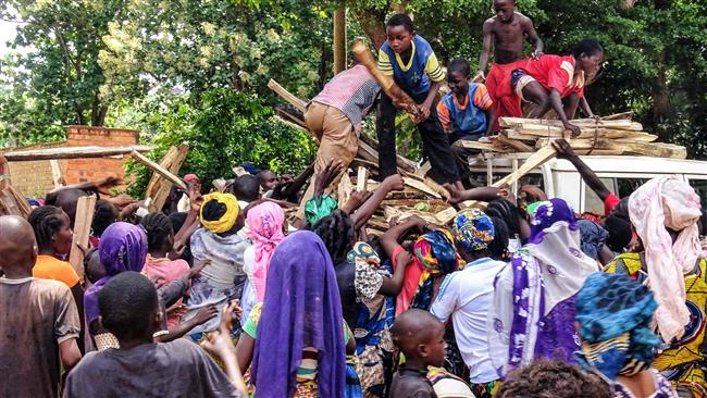 Volunteers distribute fire wood among Central African internal-displaced people in the southeastern city of Bangassou on May 26, 2017. (Photo by AFP)
