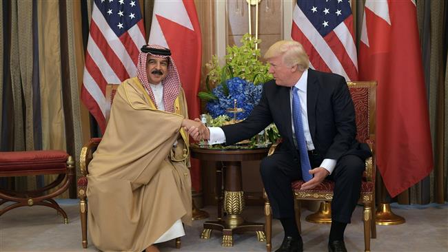 US President Donald Trump (R) and Bahrain