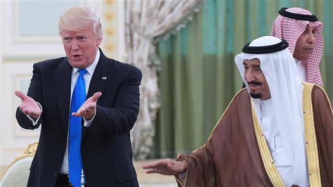 US President Donald Trump (L) and Saudi Arabia