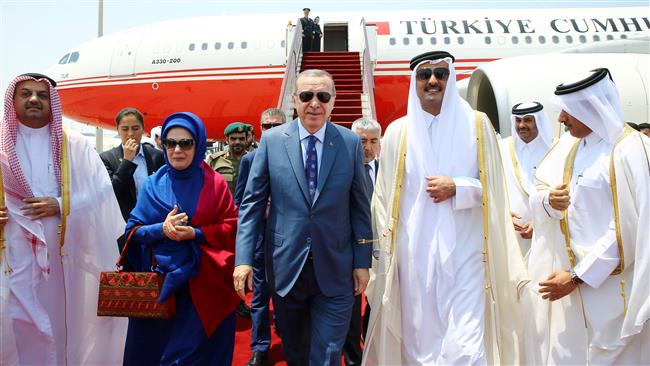 Turkish President Recep Tayyip Erdogan (C) is welcomed by Qatari Emir Tamim bin Hamad Al Thani (2nd-R) in Doha, Qatar, July 24, 2017. (Photo by Reuters)