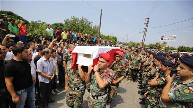 Lebanese soldiers carry the coffin of a comrade who died in battles against the Daesh Takfiri terrorists along the border with Syria during his funeral on August 21, 2017 in the village of Kweikhat in Akkar, northern Lebanon. (Photo by AFP)

