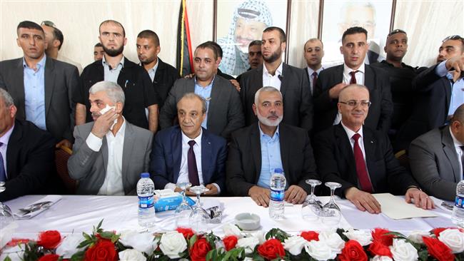 Senior Palestinian officials from the rival Hamas and Fatah parties sit during a meeting in Gaza City October 2, 2017. (Photo by AFP)
