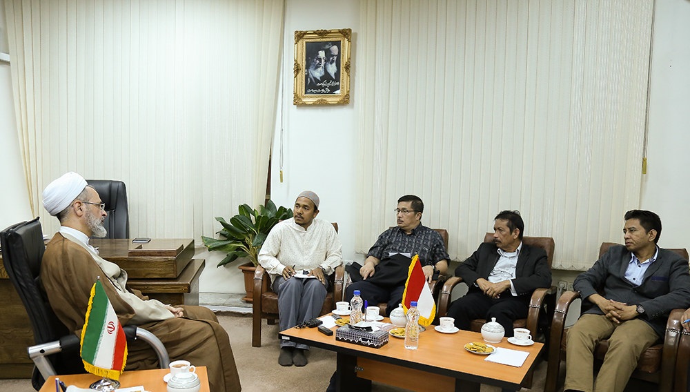 Ayatollah Arafi receives dean of Islamic University of Indonesia 