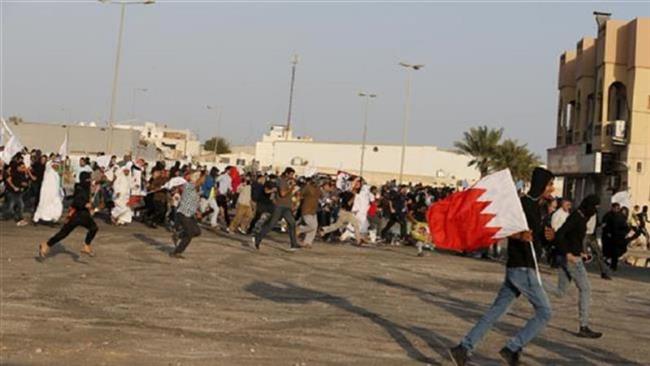 Bahraini protesters run for cover during anti-regime protests in Sitra on January 1, 2016. (Photo by Reuters)
