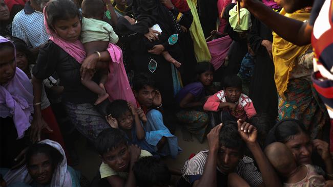 Rohingya refugees are hit with a stick to stay put as they wait to receive relief aid at the Kutupalong refugee camp, in Bangladesh, November 28, 2017. (Photo by Reuters)
