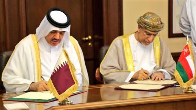Qatar’s Minister of Municipalities and Environment Mohamed bin Abdallah al-Rumaihi (L) signs an MoU with Omani Agriculture Minister Fuad al-Sajwani in Muscat on January 28, 2018.
