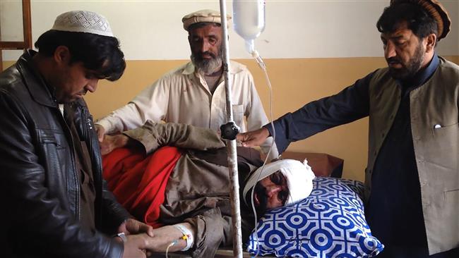 Pakistani relatives tend to an injured blast victim at a hospital in Kurram tribal district on January 30, 2018. (Photo by AFP)