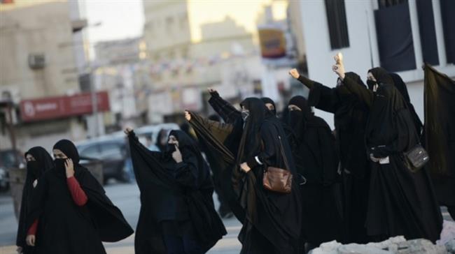 Bahraini women shout slogans during clashes with riot police in the village of Daih, west of the capital Manama, on January 4, 2016. (Photo by AFP)
