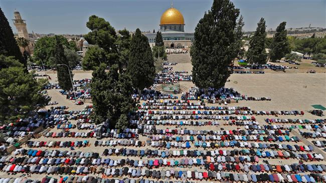 Palestinian worshipers pray near the Dome of the Rock mosque in Al-Aqsa Mosque compound in Jerusalem al-Quds on the first Friday prayers of the Muslim holy month of Ramadan on May 18, 2018. (Photo by AFP)
