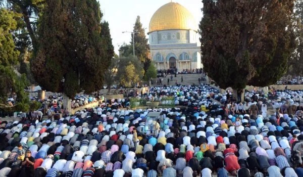 Thousands Pray in Al-Aqsa Mosque