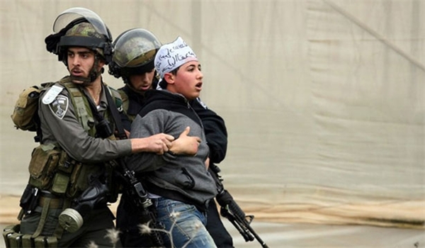 Israeli Soldiers arrests Palestinian boy