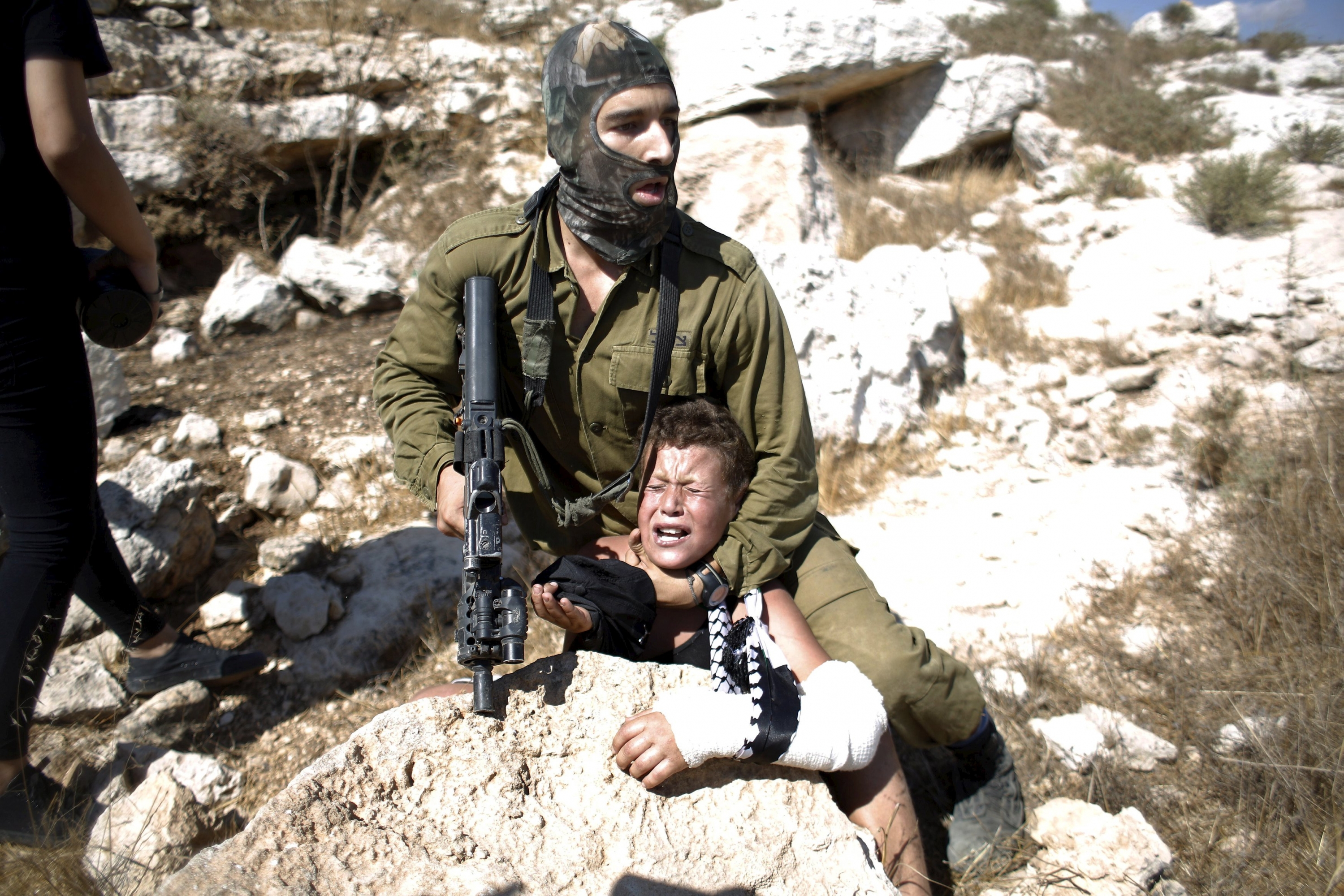 Israeli soldiers capture Palestinian children