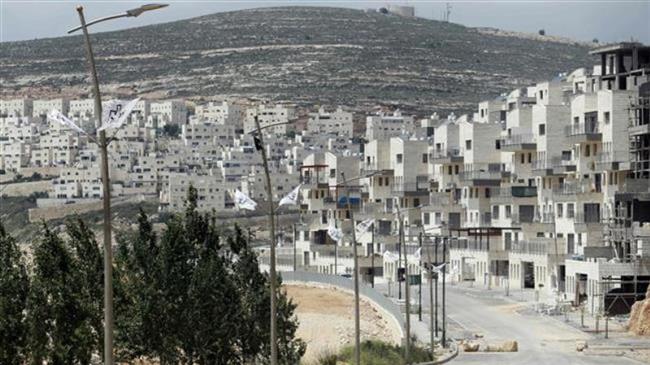 A picture taken on April 14, 2016 shows a partial view of the Israeli settlement of Givat Zeev near the West Bank city of Ramallah. (Photo by AFP)
