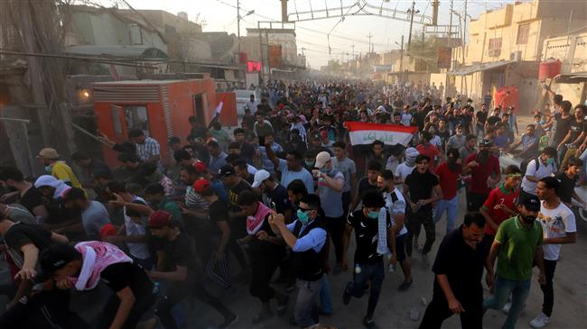 Iraqi protesters gather near the building of the government office in the city of Basra on September 7, 2018. (Photo by Reuters)
