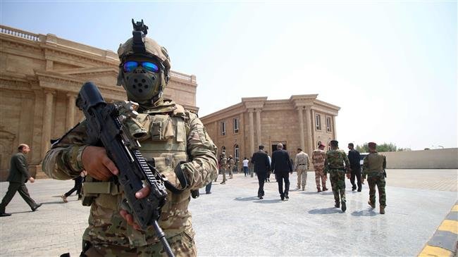 A member of the Iraqi security forces stands guard in front of the local government headquarters in the southern city of Basra during a meeting headed by the newly elected Iraqi parliament speaker on September 18, 2018. (AFP photo)
