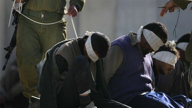 Israeli soldiers line up Palestinian prisoners. (file photo)
