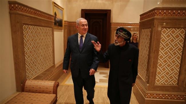 Israeli Prime Minister Benjamin Netanyahu (L) walks together with Oman