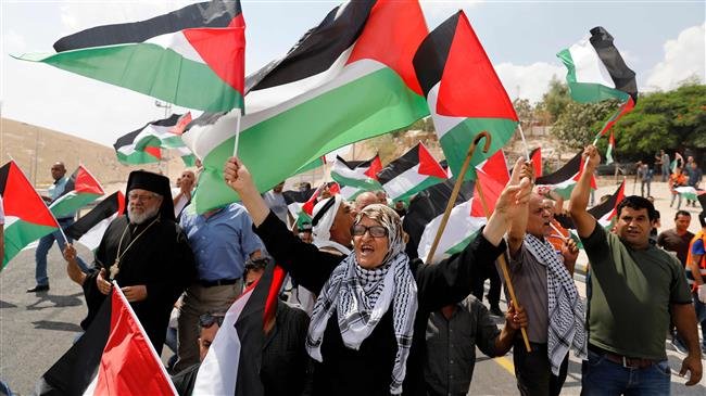 Palestinians march along a highway leading to Khan al-Ahmar on September 7, 2018 in support of the residents of the Bedouin village that the Israeli authorities plan to demolish. (Photo by AFP)

