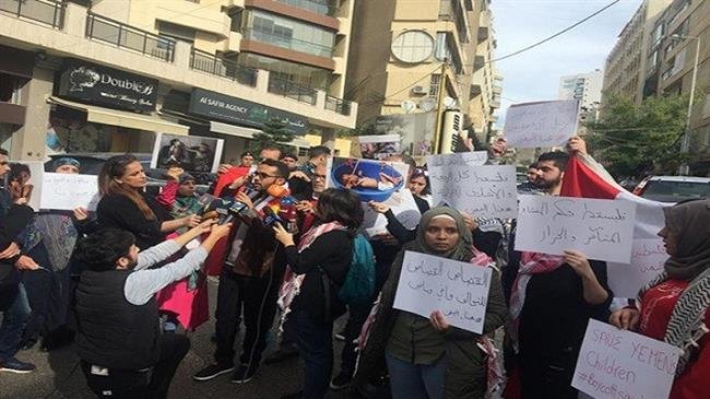 People participate in a rally in front of the Saudi embassy in Beirut, Lebanon, on December 2, 2018, in condemnation of the Saudi-led military aggression on Yemen. (Photo by Lebanon-based Arabic-language al-Mayadeen television news network)
