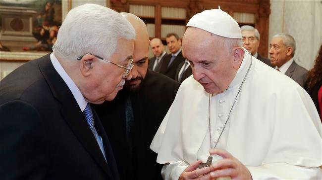 Pope Francis (R) speaks with Palestinian Authority President Mahmoud Abbas at the end of a private audience at the Vatican, December 3, 2018. (Photo by AFP)
