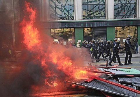 Pension, Yellow Vest Protesters Unite in Paris March