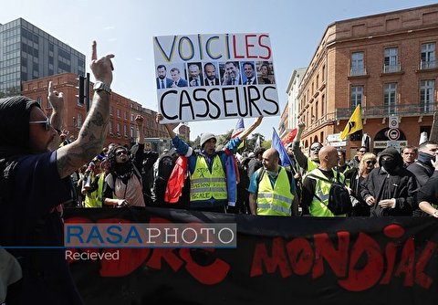 Police Clash with 'Yellow Vests' in Protest against Anti-Rioting Law