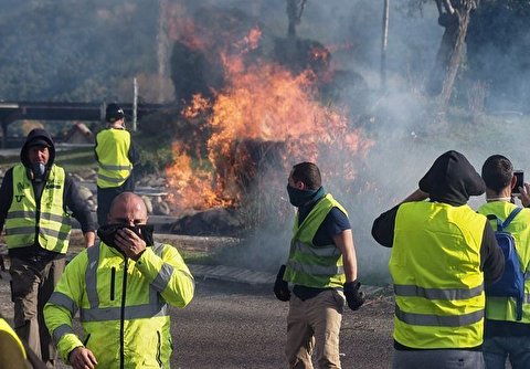 French Police, Yellow Vests Protesters Clash on 24th Consecutive Weekend