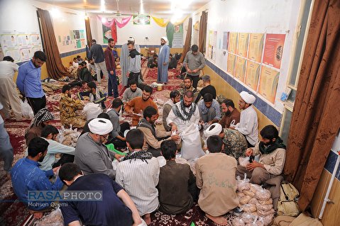 Clergy students of Imam Kazem (A.S) seminary school in Omidieh pack about one tone of groceries as flood-relief packages to deliver to people in flood-hit areas of Khuzestan