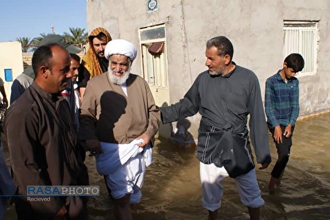 Ayatollah Kaabi among people in flood-hit city of Shadegan in South Eastern province of Khuzestan