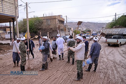 Many volunteers including clergies and seminary students came to flood-stricken city of Poldokhtar in Western Iran to help people