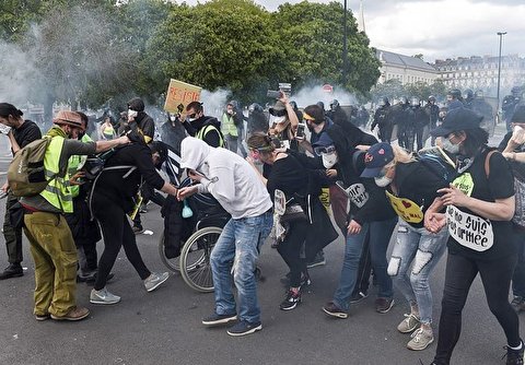 French Police Clash with Demonstrators as Yellow Vest Protests Reach Six-Month Mark