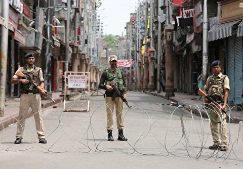 India: Armed Police Patrol Kashmir's Srinagar amid Tight Curfew