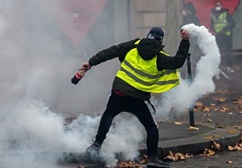 French general strike casts pall on Western New Year