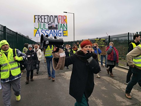 Yellow Vests from Across France, Europe Hold Rally, Show Solidarity for Assange Near Belmarsh Prison