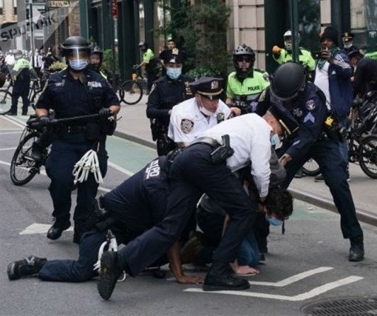 پلیس در حمایت از مردم؛ تولیت حرم مطهر در حمایت از اغتشاشگران!