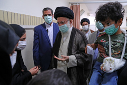 دیدار آرتین سرایداران از مجروحین حادثه تروریستی شاهچراغ شیراز و خانواده دانش‌آموز شهید علی اصغر گویینی با رهبر انقلاب